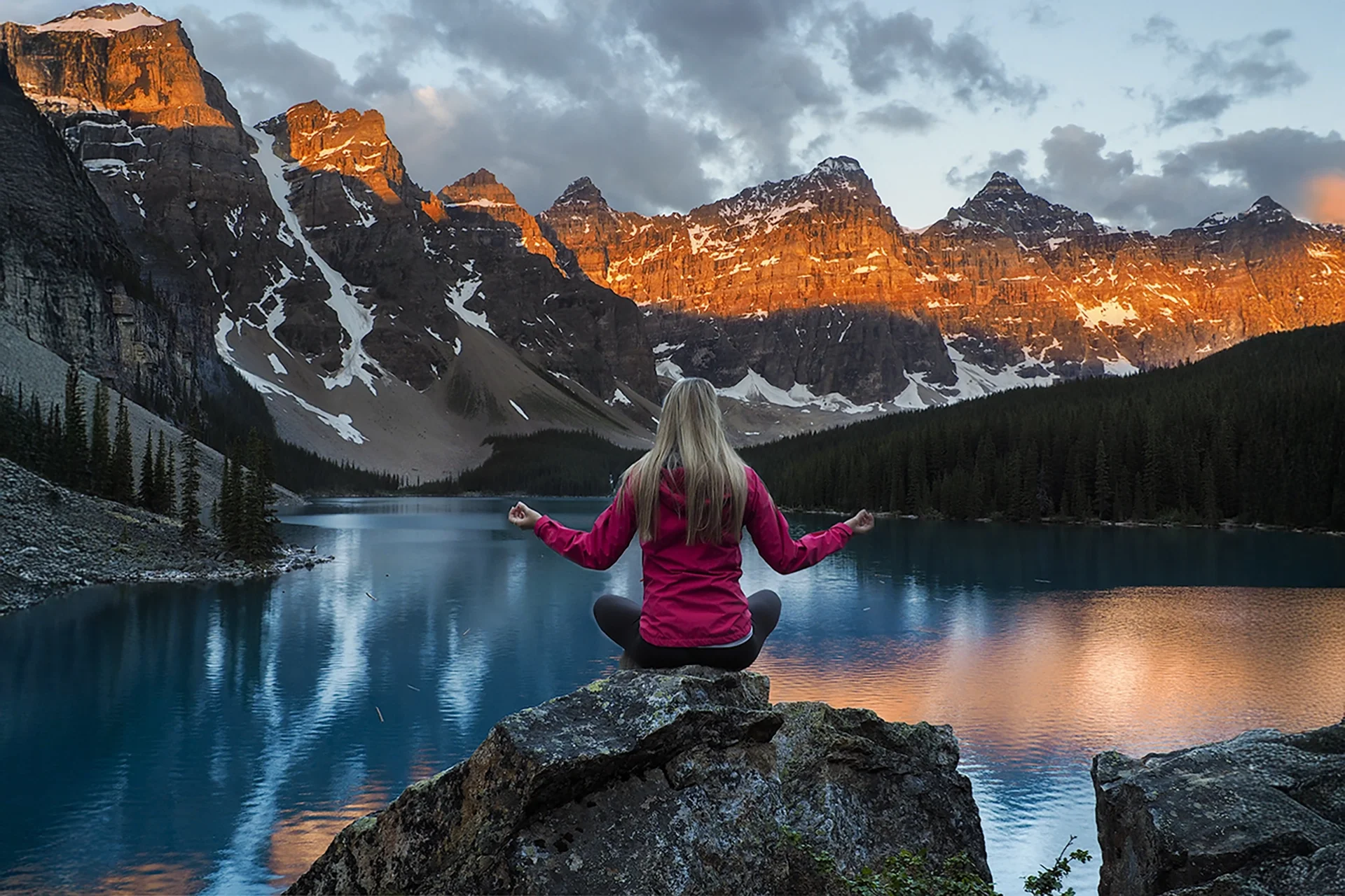 Belt of Venus above the Ten Peaks at Moraine Lake during dawn light
